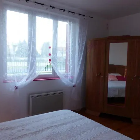 Maison Renovee Avec Cour Privee, Proche De Gannat, 3 Chambres, Animaux Acceptes, Equipements Modernes. - Fr-1-489-37 Poezat