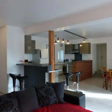 Maison Renovee Avec Cour Privee, Proche De Gannat, 3 Chambres, Animaux Acceptes, Equipements Modernes. - Fr-1-489-37