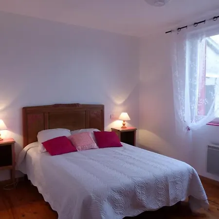 Charmante Maison Renovee Avec Jardin Dans Un Village Paisible - Fr-1-489-37 度假居 Poezat