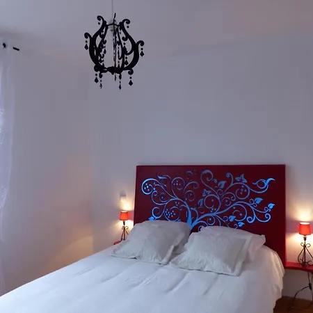 Charmante Maison Renovee Avec Jardin Dans Un Village Paisible - Fr-1-489-37 度假居